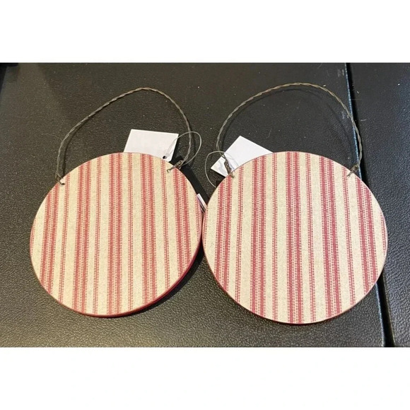 Raccoon Wood Round Christmas‎ Holiday Ornaments Red Hat 4x4 Set Of 2 NEW Rustic - Picture 4 of 4